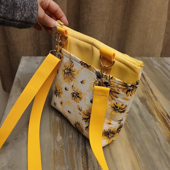 New Travel Sling Crossbody Yellow White Pebbled faux leather & Daisy fabric Gold - Picture 13 of 15